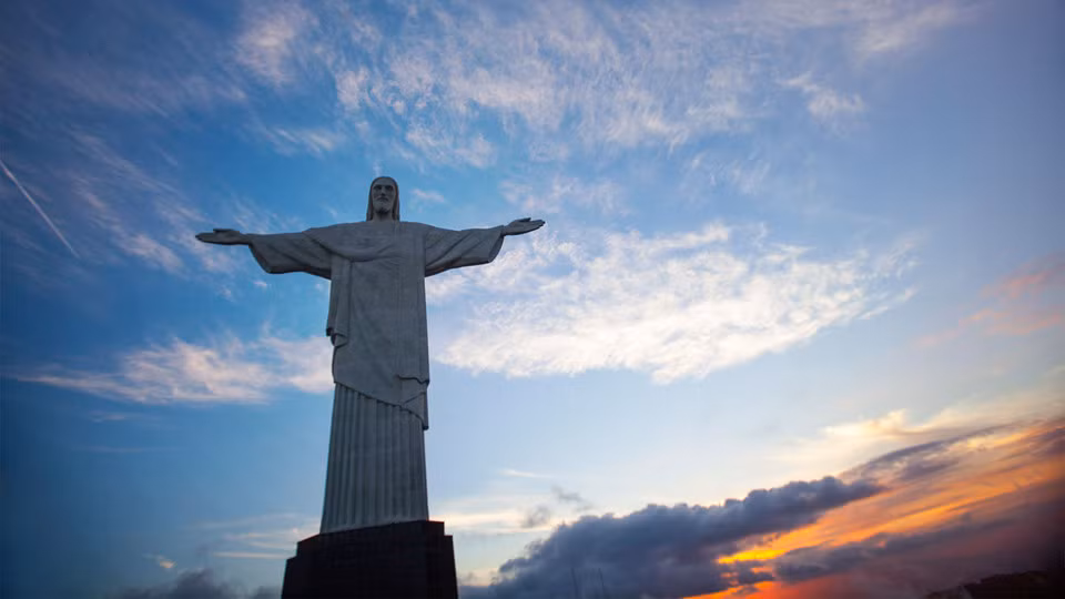 Khác bản thiết kế ban đầu: Theo thiết kế ban đầu, một tay tượng cầm quả địa cầu và tay kia cầm cây thập tự. Ý tưởng này được chấp thuận nhưng theo thời gian, cuối cùng khi xây dựng, tượng có tư thế dang rộng tay như ngày nay. Ảnh: Flipboard.