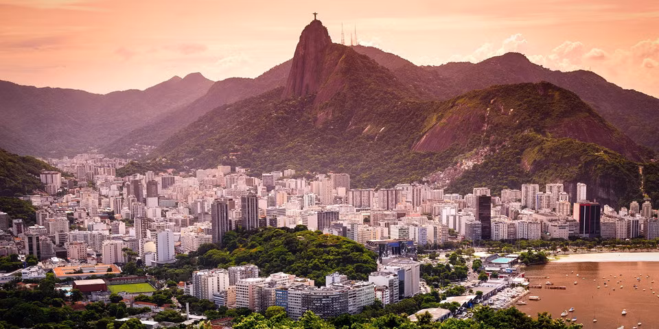 Theo trào lưu nghệ thuật Art Deco: Chúa Cứu thế là tượng Art Deco lớn nhất thế giới, do nhà điêu khắc người Pháp, Paul Landowski, thiết kế và kỹ sư người Brazil, Heitor da Silva Costa, kết hợp với kỹ sư người Pháp, Albert Caquot, xây dựng. Ảnh: Lonely Planet.