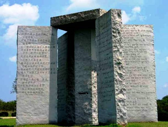 Georgia Guidestones: Được coi là "phiên bản Stonehenge" ở Mỹ, những phiến đá soi đường Georgia Guidestones nằm ở hạt Elbert ẩn chứa những câu hỏi chưa tìm được lời giải đáp. Trên những phiến đá được xây dựng năm 1979 này có các dòng chữ được viết bằng tiếng Anh, tiếng Swahili, tiếng Hindu, tiếng Do Thái, tiếng Ả Rập, tiếng Trung Quốc, tiếng Nga và tiếng Tây Ban Nha. Tuy nhiên, không ai biết chúng có nghĩa là gì và vì sao chúng được tạo nên.