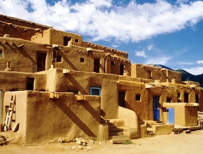 Âm thanh kỳ lạ ở Taos: Trong thị trấn nhỏ Taos ở New Mexico, Mỹ người ta thường nghe thấy những âm thanh kỳ lạ giống với tiếng động cơ từ xa. Mặc dù có thể nghe bằng tai nhưng các thiết bị phát hiện âm thanh lại không thể thu được âm thanh này. Đến nay, vẫn không có ai biết được âm thanh bí ẩn này đã được tạo nên như thế nào.