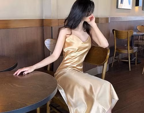 Một lưu ý khác, để mặc váy lụa không ôm dính người, chị em nên thoa kem dưỡng ẩm lên da chừng 15-20 phút trước khi mặc. Da được cấp ẩm sẽ giảm lực hút tĩnh điện.