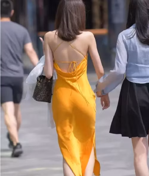 Ngoài ra, bạn gái có thể chọn những mẫu nội y đúc, quần đùi bảo hộ không đường viền, mép quần mỏng hoặc C-string khi diện váy lụa. Nhờ vậy chúng ta sẽ tránh được sự cố.