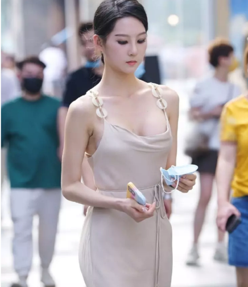 Để hạn chế “thảm họa thời trang” với váy lụa, chị em nên chú ý đến độ dày trang phục. Thay vì chọn những thiết kế một lớp, bạn nên mặc váy áo hai lớp để tránh tình huống lộ nội y không mong muốn.