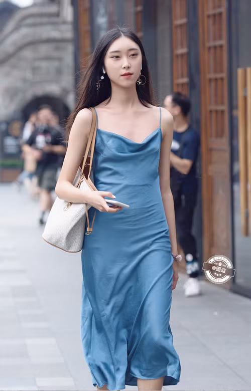 Chất liệu mịn màng, thiết kế không có chỗ chê nhưng chiếc váy lụa nhăn nhúm như hình khiến người mặc không thể sang nổi, dù sở hữu vóc dáng quyến rũ và gương mặt xinh đẹp.