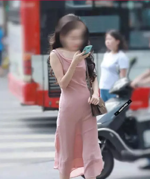 Một tình huống dễ gây “đỏ mặt” khác khi mặc váy lụa là để lộ vùng nhạy cảm. Không ít khoảnh khắc ngượng ngùng được ghi lại, chia sẻ trên các trang mạng xã hội như này.