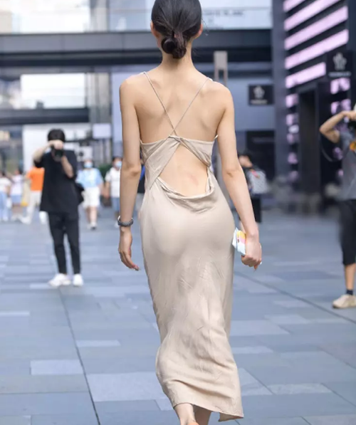 Váy lụa tôn dáng song không phải ai mặc cũng đẹp. Sở hữu mẫu váy này, nhiều người mắc sự cố trang phục, gây chú ý giữa đám đông.