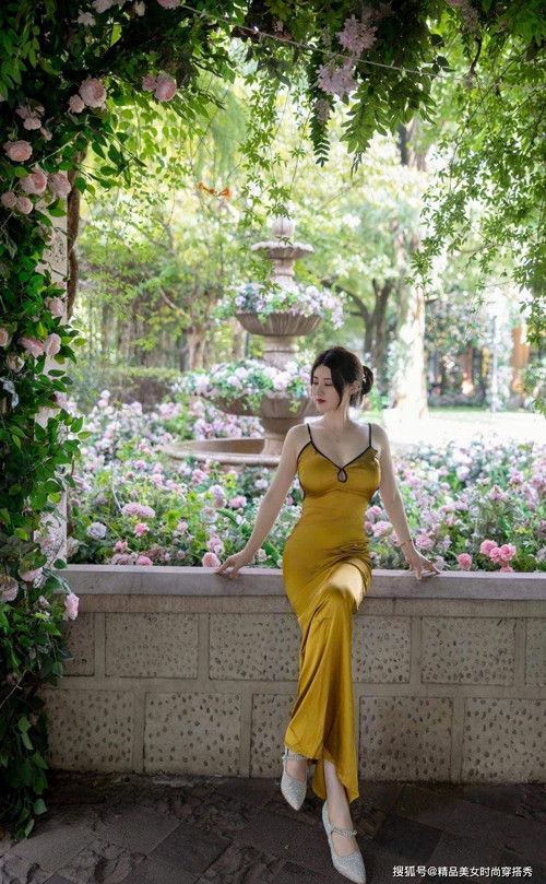 Không cần thiết kế cầu kỳ, váy lụa tối giản cũng dễ dàng giúp chị em tôn lên vóc dáng nhẹ nhàng, thanh thoát và sang trọng. Ngắm người đẹp mặc váy lụa lên phố, không ít người thảng thốt bởi vẻ đẹp không thua “thần tiên”.