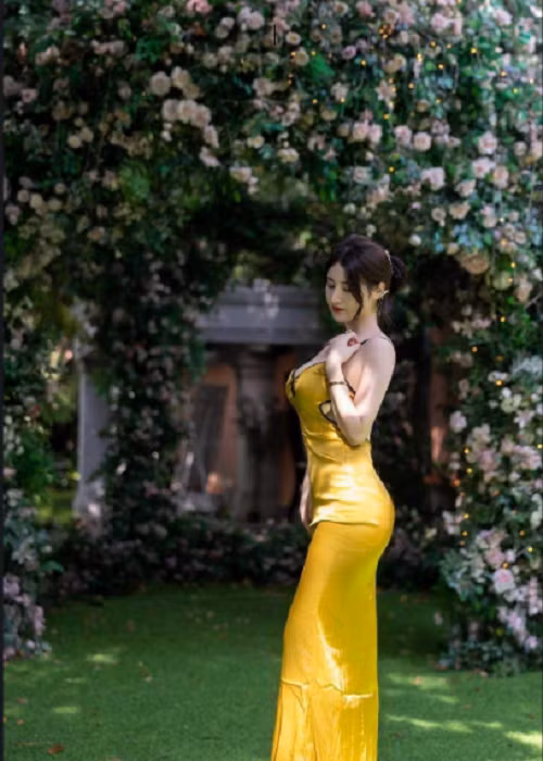 Vải lụa có bề mặt sáng bóng, độ bền cao, mềm mượt. Trang phục vải lụa sang trọng, tinh tế và bay bổng,... được ưa chuộng, nhiều chị em chọn mặc. (Ảnh: Sohu, minh họa)