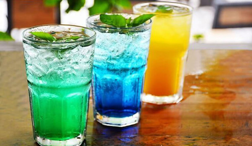 2. Thường xuyên dùng soda. Đồ uống có đường giúp bạn bổ sung năng lượng tức thì nhưng có thể khiến cơn đau lưng trở nên trầm trọng. Cụ thể, đồ uống có đường dễ dẫn đến sỏi thận, gây đau lưng dữ dội. Đồ uống có ga cũng khiến khí tích trữ trong hệ tiêu hóa, gây áp lực lên cột sống.