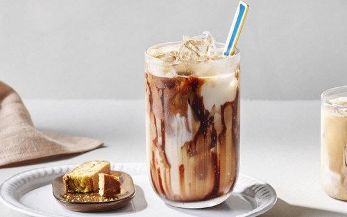 1. Thực phẩm chứa caffein. Caffeine là chất kích thích hệ thần kinh trung ương, giúp cơ thể tỉnh táo và tràn đầy năng lượng. FDA công nhận caffeine là an toàn. Tiêu thụ đến 400 mg caffeine mỗi ngày không gây tác động xấu đến sức khỏe ở người lớn khỏe mạnh. Caffeine có thể tìm thấy trong trà, cà phê, cacao, socola,...