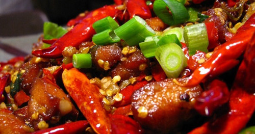 2. Đồ ăn cay. Capsaicin là chất hóa học thực phẩm có trong thức ăn cay. Sử dụng chất này trước khi ngủ có thể gây tình trạng mất ngủ. Nguyên nhân bởi nó có thể gây ra các triệu chứng khó chịu ở đường tiêu hóa như trào ngược dạ dày thực quản, khó tiêu.