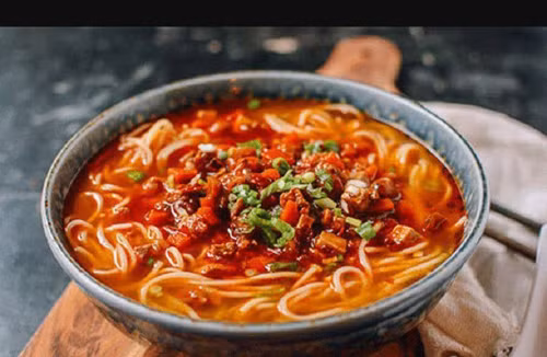 Đồng thời, đồ ăn cay còn làm tăng quá trình trao đổi chất và sinh nhiệt, tăng nhiệt độ cơ thể tạm thời. Nhiệt độ tăng khiến cơ thể khó thư giãn, hạ thân nhiệt để đi vào giấc ngủ.