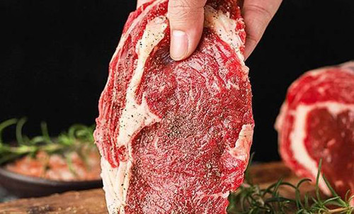 1. Bít tết từ thịt vụn. Bít tết nguyên miếng nướng tái hay chín đều rất ngon, giá trị dinh dưỡng cao. Ngược lại, bít tết từ thịt vụn bị đánh giá là loại thịt trẻ không nên ăn. Nguyên nhân bởi loại bít tết này được ghép từ thịt vụn. Quá trình gia công, người sản xuất sẽ sử dụng các loại phụ gia thực phẩm như glutamine transaminase (enzym TG), protein đậu nành, carrageenan,... (Ảnh: ABLW, minh họa)