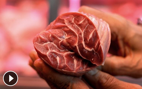 Không những vậy, nhiều nơi sản xuất tận dụng thịt bò vụn kém chất lượng để giảm giá thành sản phẩm. Sản phẩm không rõ nguồn gốc như vậy dễ làm tăng nguy cơ mắc bệnh viêm ruột với những người có đường ruột nhạy cảm như trẻ em. Vì an toàn sức khỏe, bạn nên mua bít tết nguyên miếng, làm chín hoàn toàn trước khi cho con ăn.