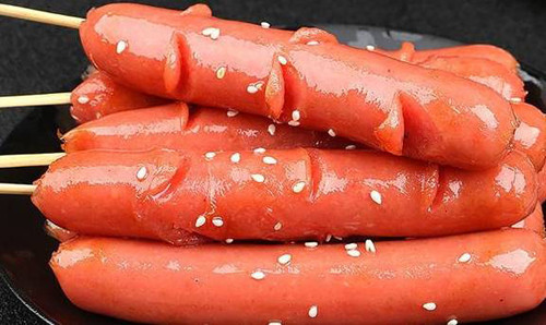 4. Xúc xích, giăm bông. Xúc xích, giăm bông được làm từ các nguyên liệu như thịt, tinh bột. Đặc biệt, xúc xích còn chứa chất bảo quản được gọi là nitrit và nitrat.