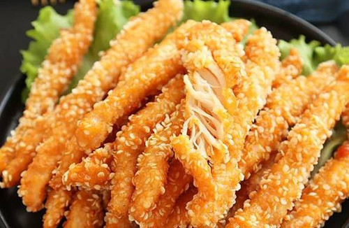 3. Phi lê gà, bít tết gà. Thăn gà, bít tết gà rán rất “được lòng” thực khách nhí bởi màu sắc bắt mắt, hương vị hấp dẫn. Điều đáng bàn, một số cơ sở sản xuất tận dụng phần thịt kém chất lượng, phụ gia để tạo thành những miếng phi lê và bít tết. Những phần ăn này thường bở, rời rạc, giá trị dinh dưỡng cũng không cao.