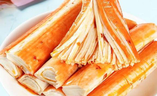 2. Thanh cua. Thanh cua được làm từ sumiri – thịt cá trắng nghiền mịn và tinh bột rồi tạo hình giống với thịt của chân cua tuyết hoặc cua nhện Nhật Bản. Ngoài sumiri, thanh cua còn chứa các thành phần như nước, tinh bột, protein đông lạnh, muối ăn, đường trắng, hương liệu,... (hoàn toàn không có thịt cua).