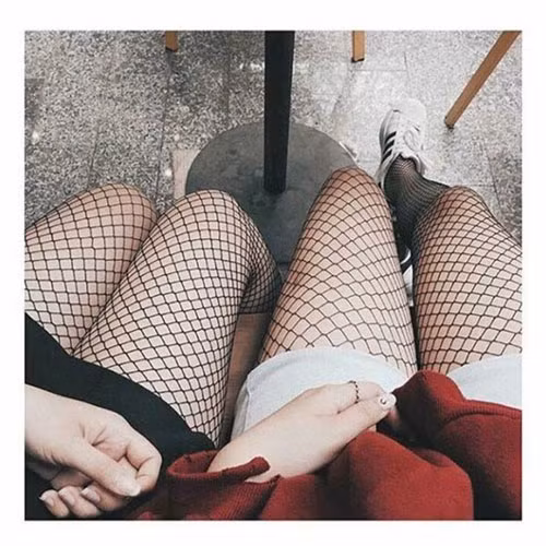 Nhiều chàng trai chia sẻ, những cô nàng chân to diện thiết kế quần tất lưới, ren trông rất luộm thuộm. Với người có đôi chân đẹp, quần tất lưới lại mang tới cảm giác phóng túng hoặc giống như chiếc giăm bông được bọc lưới.