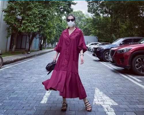 Được chị em hết yêu thương là vậy song váy suông xòe lại khiến nam giới “ghét ra mặt”. Với họ, váy suông xòe như thể quần áo bà bầu, không có tính thẩm mỹ vì váy dài rộng không eo. Hơn nữa, chi tiết gợn sóng hay bồng xòe chỉ khiến người mặc trở nên đồ sộ, cồng kềnh. Nam giới nhìn vào không còn cảm giác “nàng thơ”, muốn che chở cho người mặc như phụ nữ tưởng tượng.