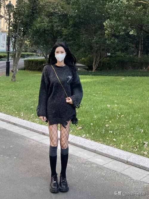 Quần tất lưới. Tương tự quần tất đen, quần tất lưới giúp chân người mặc trông thon gọn và dài hơn. Chi tiết lưới, ren càng khiến chị em mê mệt bởi cảm giác nửa kín nửa hở. Trái với suy nghĩ của phụ nữ, nam giới lại mong bạn gái đừng bao giờ mặc quần tất lưới.