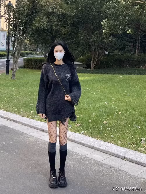 Quần tất lưới. Tương tự quần tất đen, quần tất lưới giúp chân người mặc trông thon gọn và dài hơn. Chi tiết lưới, ren càng khiến chị em mê mệt bởi cảm giác nửa kín nửa hở. Trái với suy nghĩ của phụ nữ, nam giới lại mong bạn gái đừng bao giờ mặc quần tất lưới.