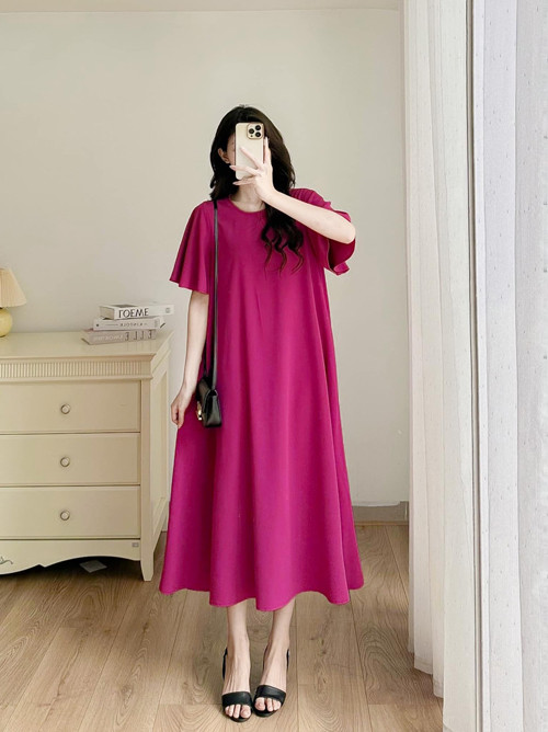 Váy suông xòe. Váy suông có kiểu dáng đơn giản, xòe bồng tôn vẻ nữ tính. Kiểu dáng đơn giản và thoải mái khiến nó phù hợp với hầu hết các bạn gái. Từ cô nàng gầy gò, thanh mảnh đến người thừa cân đều dễ dàng khoác lên mình chiếc váy này mà không lo lộ nhược điểm.