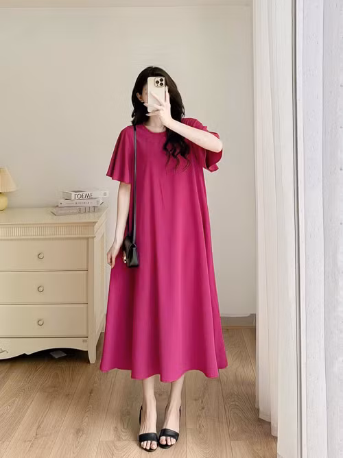 Váy suông xòe. Váy suông có kiểu dáng đơn giản, xòe bồng tôn vẻ nữ tính. Kiểu dáng đơn giản và thoải mái khiến nó phù hợp với hầu hết các bạn gái. Từ cô nàng gầy gò, thanh mảnh đến người thừa cân đều dễ dàng khoác lên mình chiếc váy này mà không lo lộ nhược điểm.