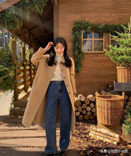 Đặc biệt, trang phục mùa đông ngoài việc giữ ấm, bạn nên chọn những món đồ đơn giản mang tới cảm giác gọn gàng. Nên tránh những bộ đồ thiết kế phức tạp, diêm dúa, quá khổ. Chúng khiến vẻ ngoài của chị em trở nên kém hấp dẫn.