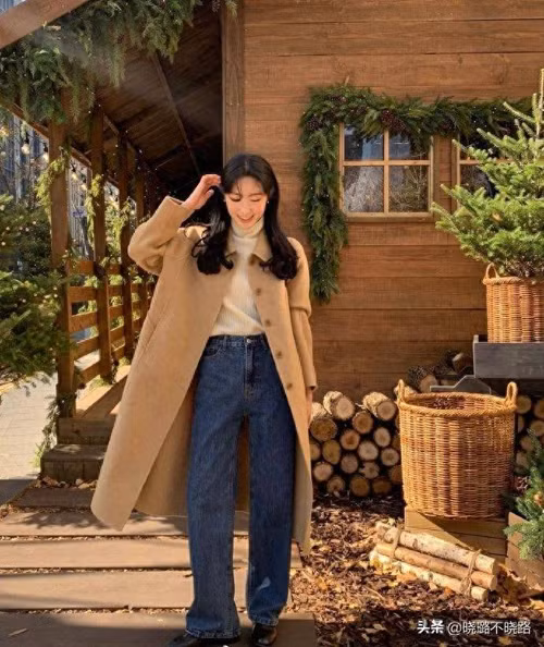 Đặc biệt, trang phục mùa đông ngoài việc giữ ấm, bạn nên chọn những món đồ đơn giản mang tới cảm giác gọn gàng. Nên tránh những bộ đồ thiết kế phức tạp, diêm dúa, quá khổ. Chúng khiến vẻ ngoài của chị em trở nên kém hấp dẫn.