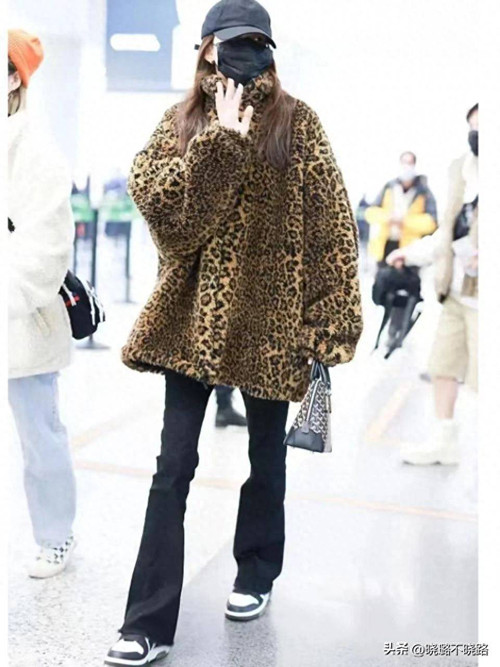 Trang phục họa tiết da báo. Một trong những kiểu trang phục khiến nam giới “ghét ra mặt”, không muốn bạn gái mặc là quần áo họa tiết da báo. Với phụ nữ, họa tiết da báo mang đến vẻ ngoài sang trọng, quyền lực. Họa tiết này rất dễ ứng dụng, trang phục mùa đông hay mùa hè đều có thể dùng. (Ảnh: SH, minh họa)