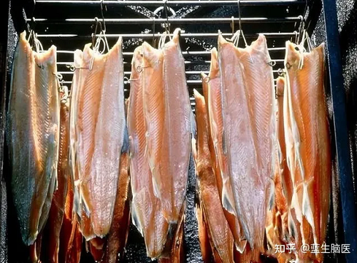 3. Cá muối kiểu Trung Quốc. Giống như các sản phẩm thịt chế biến, cá muối chứa lượng nitrit cực lớn. Tiêu thụ thường xuyên làm tăng nguy cơ ung thư vòm họng. Ngoài cá muối, các thực phẩm muối chua khác như dưa chua, cà muối cũng có rủi ro sức khỏe này.