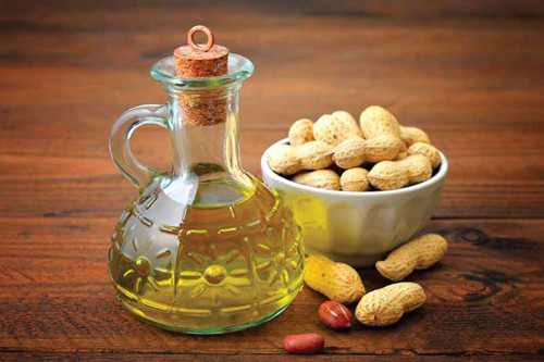 Dầu tự ép cũng tiềm ẩn nguy cơ chứa aflatoxin. Nguyên nhân bởi nguyên liệu thô sử dụng để chiết xuất dầu như lạc, đậu nành rất dễ nhiễm Aspergillus aflatoxin. Ở dầu ép công nghiệp, phần lớn aflatoxin sẽ bị loại bỏ khi tinh luyện. Vậy nhưng, dầu tự ép không có bước này nên khả năng chứa aflatoxin rất cao.