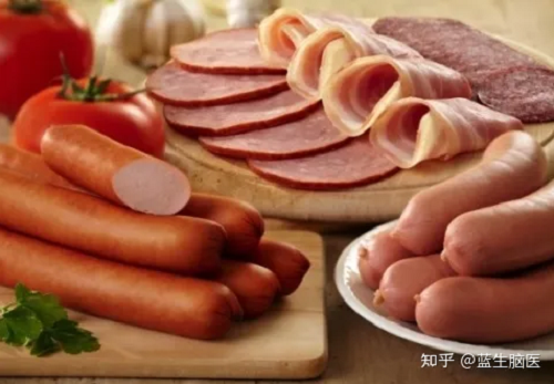 2. Thịt chế biến. Thịt chế biến là tất cả các loại thịt được hun khói, muối, sấy khô, chế biến để tăng hương vị và bảo quản được lâu như giăm bông, xúc xích, thịt khô, thịt đóng hộp, nước sốt thịt,...