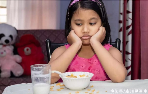 4. Chế độ ăn thiếu dinh dưỡng và cân bằng. Chế độ ăn ảnh hưởng lớn đến thị lực trẻ. Trẻ ăn đa dạng, sử dụng thực phẩm lành mạnh góp phần cung cấp lượng vitamin A, E, kẽm,... cần thiết giúp duy trì thị lực tốt. Ngược lại, ăn uống thiếu chất hoặc chế độ ăn thiếu cân đối sẽ ảnh hưởng xấu đến thị lực.