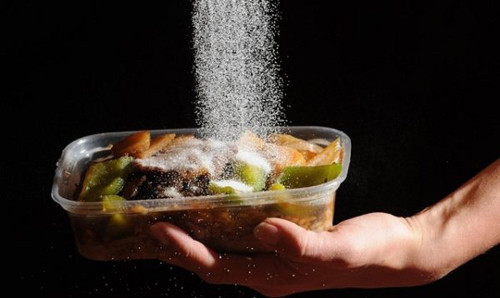 Chẳng hạn, trẻ thường xuyên ăn thực phẩm nhiều đường, muối và chất béo sẽ ảnh hưởng xấu đến sự phát triển của võng mạc và mô mắt. Lâu dần gây nên các vấn đề thị lực. Để tăng cường thị lực cho con, chuyên gia khuyên bố mẹ nên làm các việc sau: