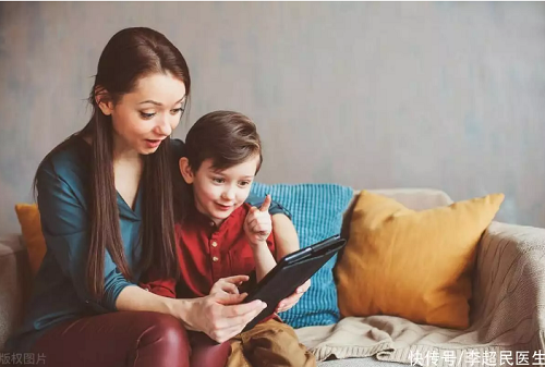 Kiểm soát thời gian sử dụng thiết bị điện tử. Thiết bị điện tử là phương tiện hữu hiệu giúp trẻ tiếp cận kiến thức, sử dụng đúng cách sẽ rất tốt. Thay vì để trẻ sử dụng tùy ý, bộ mẹ nên kiểm soát thời gian con sử dụng những thiết bị này.