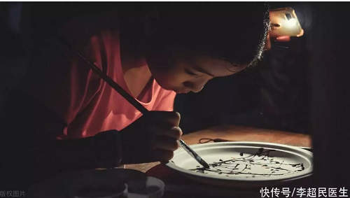 2. Môi trường không đủ sáng. Cường độ ánh sáng ảnh hưởng trực tiếp đến thị lực trẻ em. Cụ thể, môi trường không đủ sáng sẽ khiến mắt tổn thương, điều tiết liên tục gây mỏi mắt. Môi trường quá sáng cũng không tốt, có thể gây kích ứng mắt trẻ, suy giảm thị lực.