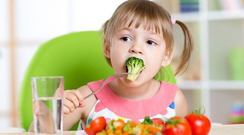 Ăn uống đủ chất. Chế độ ăn của trẻ cần cân bằng và giàu dưỡng chất, đặc biệt là vitamin A, C, E và các chất chống oxy hóa. Những dưỡng chất này vừa giúp tăng cường sức khỏe tổng thể vừa ngăn ngừa các bệnh về mắt, bảo vệ thị lực. Phụ huynh có thể tham khảo cà rốt, cam, việt quất, rau lá xanh và cá để chế biến bữa ăn hàng ngày cho con.