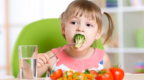 Ăn uống đủ chất. Chế độ ăn của trẻ cần cân bằng và giàu dưỡng chất, đặc biệt là vitamin A, C, E và các chất chống oxy hóa. Những dưỡng chất này vừa giúp tăng cường sức khỏe tổng thể vừa ngăn ngừa các bệnh về mắt, bảo vệ thị lực. Phụ huynh có thể tham khảo cà rốt, cam, việt quất, rau lá xanh và cá để chế biến bữa ăn hàng ngày cho con.