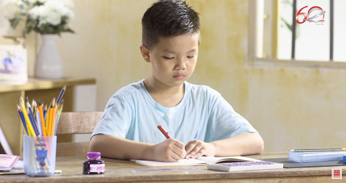 Thiết kế môi trường đọc đủ sáng. Khuyến khích trẻ ngồi đúng khoảng cách và độ cao để tránh mỏi mắt, cận thị.