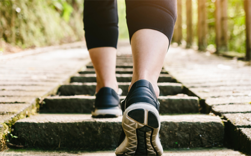 Chia sẻ với Bestlifeonline, bác sĩ chuyên trị bệnh về chân Thiên Trinh – người sáng lập công ty đế giày và giày thể thao Stryda cho biết, có 6 thói quen đi bộ cần tránh.