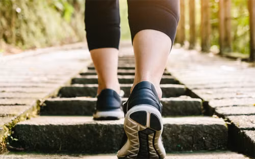 Chia sẻ với Bestlifeonline, bác sĩ chuyên trị bệnh về chân Thiên Trinh – người sáng lập công ty đế giày và giày thể thao Stryda cho biết, có 6 thói quen đi bộ cần tránh.