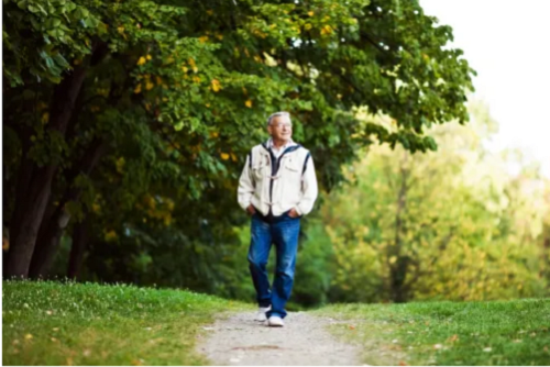 6. Duy trì dáng đi bắt chéo. Dáng đi bắt chéo không tốt, khiến trọng lượng cơ thể dồn áp lực không đúng vị trí. Theo bác sĩ Thiên Trinh, dáng đi bắt chéo có thể gây ra các vấn đề với đầu gối, hông, bàn chân, cẳng chân và dây Iliotibial (IT).