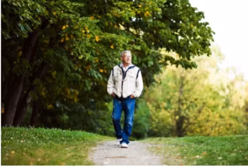 6. Duy trì dáng đi bắt chéo. Dáng đi bắt chéo không tốt, khiến trọng lượng cơ thể dồn áp lực không đúng vị trí. Theo bác sĩ Thiên Trinh, dáng đi bắt chéo có thể gây ra các vấn đề với đầu gối, hông, bàn chân, cẳng chân và dây Iliotibial (IT).