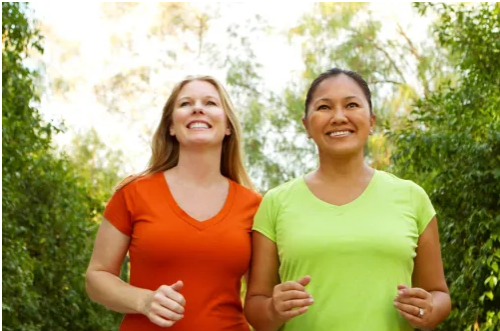 1. Đi bộ ngả về phía sau. Nhiều người có tư thế đi bộ ngả về sau mà không biết. Việc ngả về phía sau khi đi bộ khiến trọng lượng “chống” lại cơ thể, dễ gây đau lưng. Thay vào đó, bạn nên cúi về phía trước 1 chút, cằm song song với mặt đất. Mắt tập trung nhìn đường phố hoặc khoảng không cách cơ thể 3-6m.