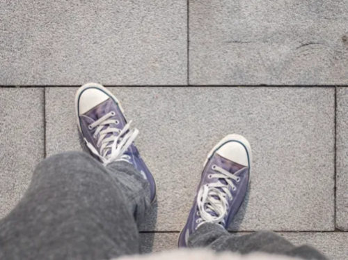 3. Bàn chân hướng ra ngoài. Bàn chân hướng ra ngoài khi đi khiến bạn có xu hướng đi trên đầu mũi hoặc gót chân. Cả hai cách này đều gây hậu quả tới sức khỏe. Cụ thể, nó dễ gây đau hông, đầu gối và mắt cá chân vì phải hấp thụ nhiều cú sốc và trọng lượng cơ thể.