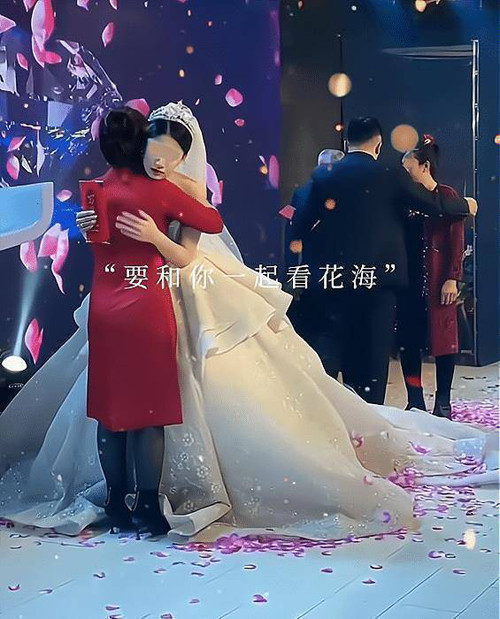 Mặc dù mẹ chồng không trách cứ con dâu, vẫn chúc phúc đôi trẻ nhưng hầu hết khách mời đều cảm nhận được sự không hài lòng của bà. Kết thúc bài phát biểu, mẹ chồng con dâu ôm nhau nhưng ai cũng cảm nhận sự gượng ép. Dường như hiểu nguyên nhân, nét mặt của con dâu cũng không còn vui như trước.