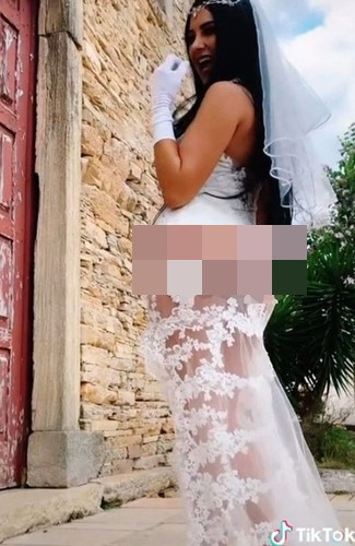 Ngày đại hỉ, cô dâu thường lựa chọn váy cưới với màu chủ đạo là đỏ và trắng. Nếu như màu trắng tượng trưng cho sự tinh khôi thì màu đỏ tượng trưng cho sự may mắn. Dù chọn màu nào, cô dâu cũng có rất nhiều thiết kế để tôn sắc vóc.