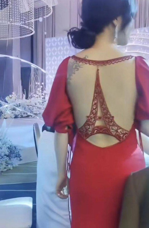 Thực tế, đây không phải lần đầu cô dâu mặc hở gây bàn tán. Trước đó, một cô dâu khác cũng ở Giang Tô khiến người dùng mạng được dịp bày tỏ ý kiến sôi nổi. Trong tiệc cưới, cô dâu mặc váy bó sát màu đỏ vô cùng tôn dáng.