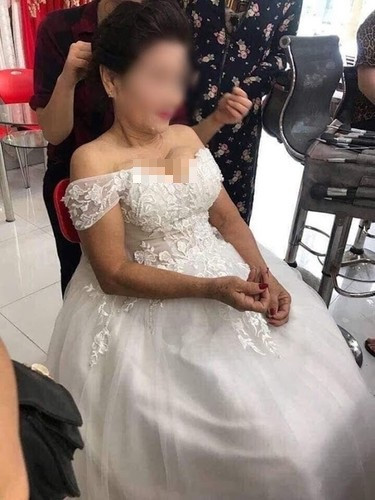 Ăn mặc không phù hợp không chỉ khiến cô dâu nhận về ánh nhìn ác cảm mà còn thể hiện sự thiếu tôn trọng những người xung quanh. Như trường hợp cô dâu mặc hở khoe hình xăm, trang phục không quá hở bạo nhưng phô trương hình xăm có vẻ không phù hợp với văn hóa ứng xử gia đình chú rể, cho thấy cô dâu chưa thực sự “nhập gia tùy tục” khiến mẹ chồng phiền lòng, khách mời bối rối.